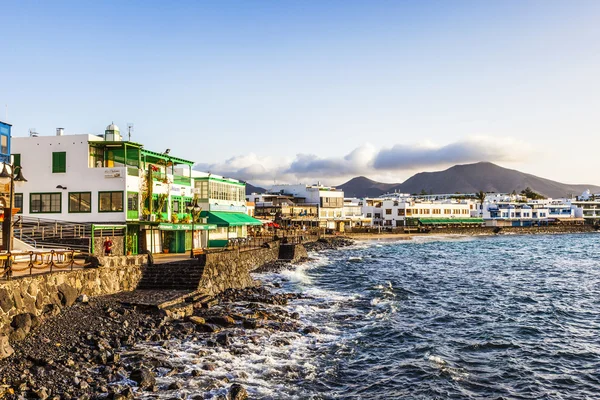 Promenádě malebné Playa blanca s přímořské ráno — Stock fotografie