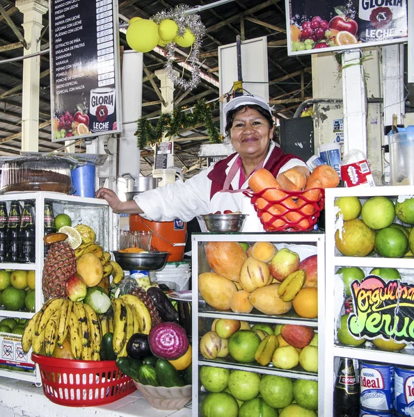 Friendly local woman sells fresh juices to tourists — Stock Photo, Image