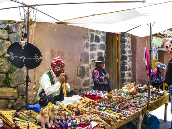 Les gens visitent le célèbre marché traditionnel de Raqch — Photo