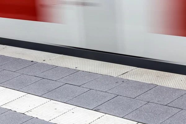 Tåg rör sig snabbt på tunnelbanestationen — Stockfoto