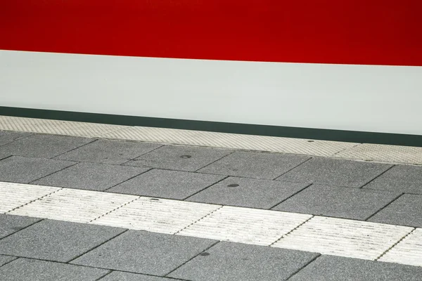 Dettaglio del treno che si muove velocemente alla stazione — Foto Stock