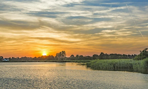 Solnedgång i Zinnowitz med backwater — Stockfoto