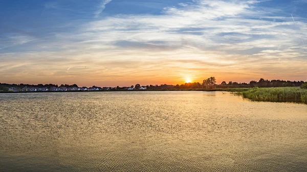 Solnedgång i Zinnowitz med backwater — Stockfoto