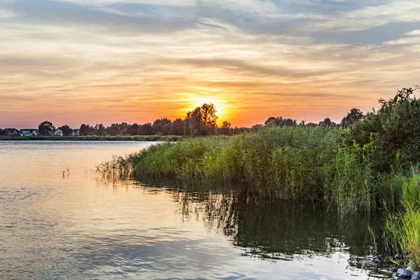 Solnedgång i Zinnowitz med backwater — Stockfoto