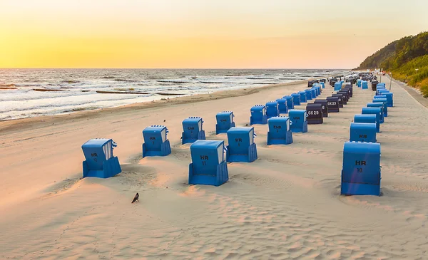Chaises de plage dans la lumière du matin à la plage — Photo