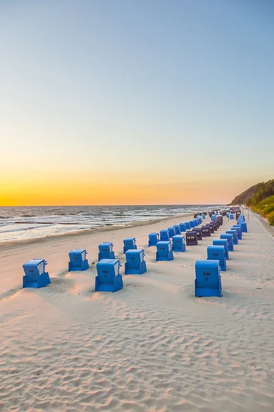 Strandkörbe im Morgenlicht am Strand — Stockfoto