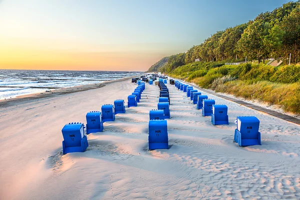 Chaises de plage dans la lumière du matin à la plage — Photo