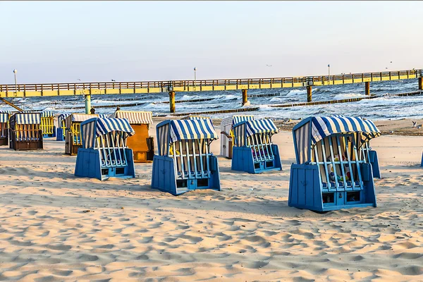 Solstolar i morgon ljus på stranden — Stockfoto