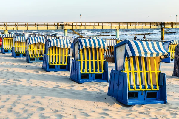 Solstolar i morgon ljus på stranden — Stockfoto