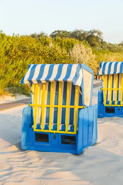 Пляжні стільці в ранковому світлі на пляжі — стокове фото