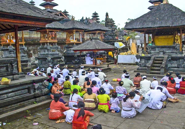 Люди дивляться церемонії в Балі, храм матері — стокове фото
