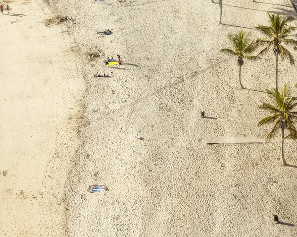 Strand mit Touristen im Sommer in Arrecife, Spanien — Stockfoto