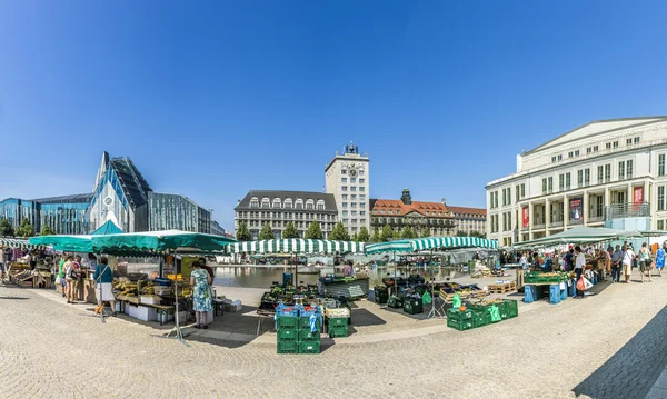 Altes Rathaus in Leipzig mit Menschen am Marktplatz — Stockfoto