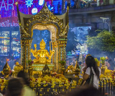 ünlü Erawan tapınak Bangkok insanlara