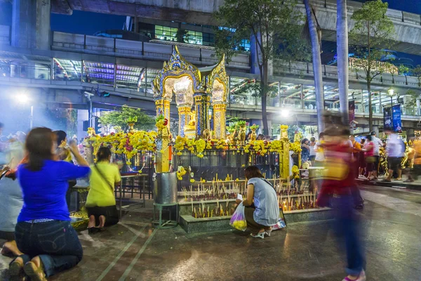 People at famous Erawan shrine in Bangkok — Stock Photo, Image