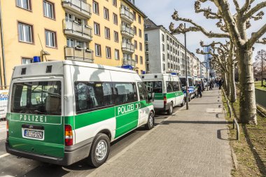 Polis arabaları Ezb ve kapitalizm karşı gösteri yakınındaki Park eder. 