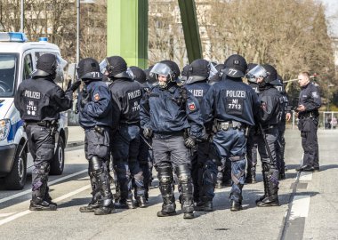 Ezb ve Cap karşı insanlar göstermek için polis önem veriyor
