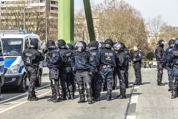 Policía presta atención a las personas que se manifiestan contra EZB y Cap — Foto de Stock