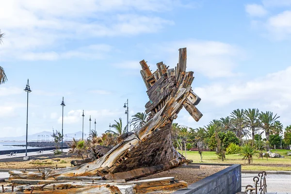 Remains of old shipwreck in a park in Arrecife — Stock Photo, Image