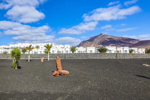 Appartementen met palmboom in Playa Blanca — Stockfoto