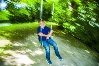 Çocuk eğlenceli salıncağa vardır.
