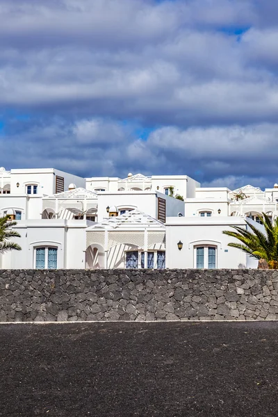 Апартаменты с пальмой в Playa Blanca — стоковое фото