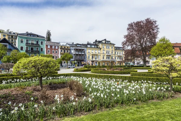 Vista do Kurpark com belas casas históricas em Gmunden — Fotografia de Stock