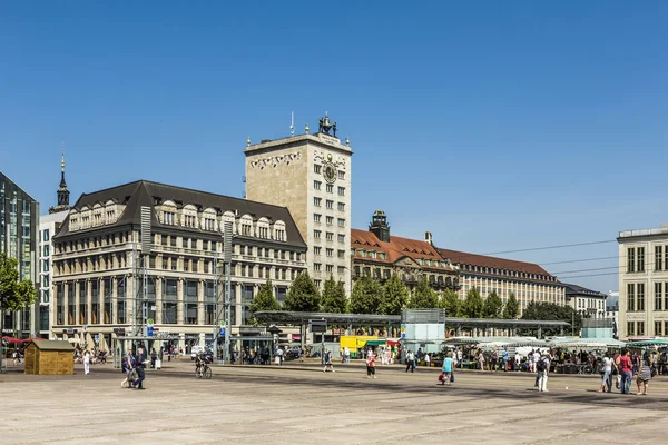 Câmara Municipal Velha em Leipzig com pessoas no mercado — Fotografia de Stock