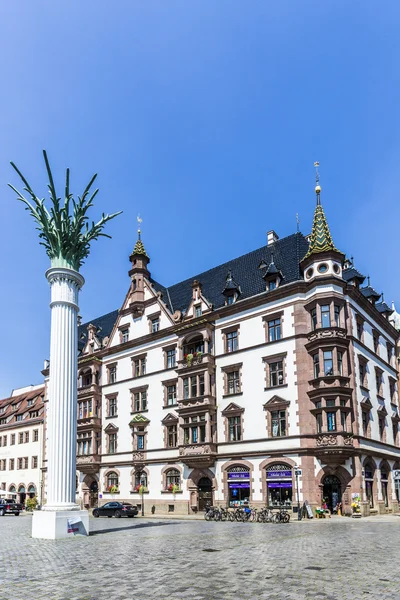 Kijk in Leipzig naar oude Nicolai plaats met oude huizen en Nicola — Stockfoto