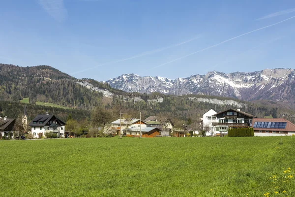 Casas com Alp Panorama em Bad Goisern — Fotografia de Stock