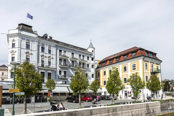 View of skyline in  Gmunden with people sitting on a bench — Stock Photo, Image