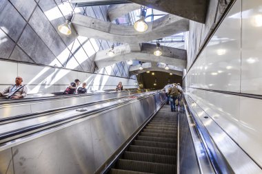 Viyana 'daki Prater tren istasyonundaki insanlar