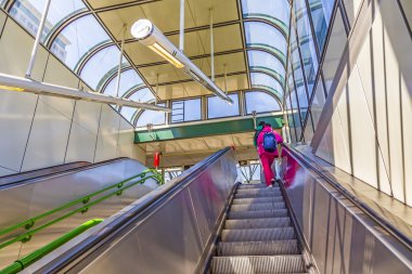 Viyana 'daki Prater tren istasyonundaki insanlar