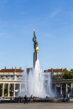 Sovyet savaş anıtı Viyana'da insanlara