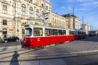 Eski kırmızı tramvay durağı insanlar için bekliyor