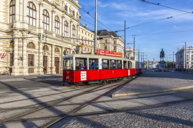 Eski kırmızı tramvay durağı insanlar için bekliyor