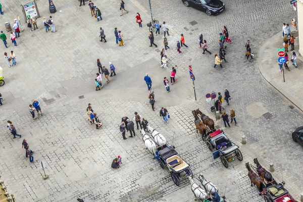 Luchtfoto van overvolle Stephansplatz in Wenen met fiakers — Stockfoto