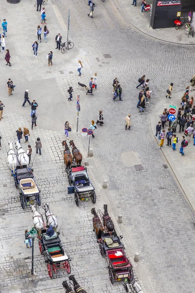 空中的拥挤斯蒂芬广场在维也纳与 fiakers — 图库照片