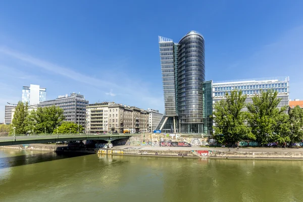 View to famous Uniqa tower in Vienna — Stockfoto