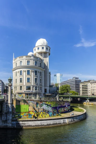 Personnes à la célèbre Urania à Vienne — Photo