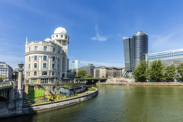 Persone nella famosa Urania a Vienna — Foto Stock