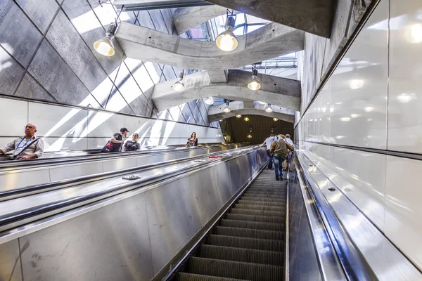 Viyana 'daki Prater tren istasyonundaki insanlar