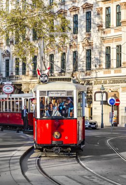 Eski kırmızı tramvay durağı insanlar için bekliyor