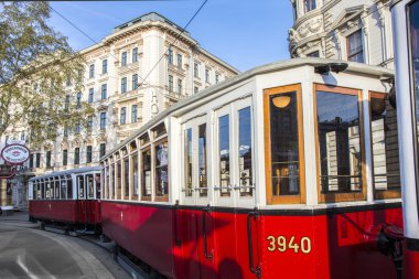 Eski kırmızı tramvay durağı insanlar için bekliyor