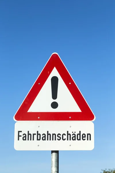 Straßenschild - Straßenschäden - mit Warnsymbol — Stockfoto