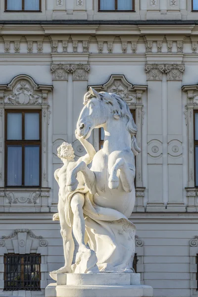 Statuen auf Schloss Belvedere im Sommer, Wien, Österreich — Stockfoto