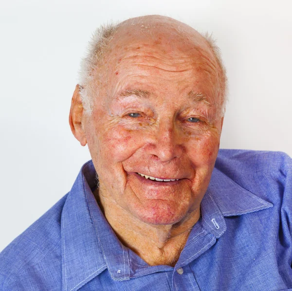 Retrato do homem idoso feliz rindo — Fotografia de Stock