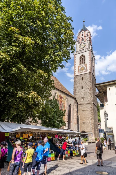 Typical market in front of St. Nicholas Church in Meran — Stock Photo, Image