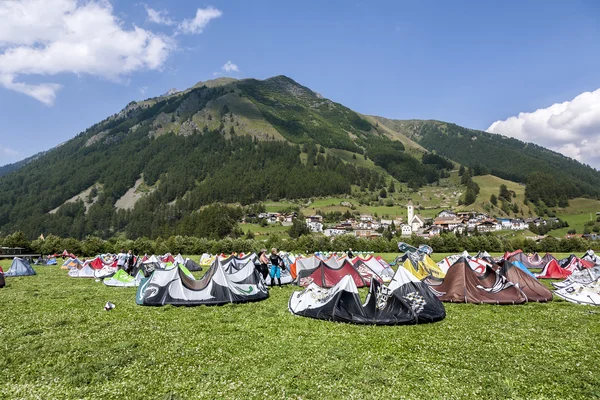 People enjoy windsurfing at lake Levico in Latsch — Stockfoto