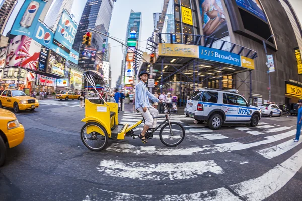 Man offers taxi services with his rickshaw in New York — ストック写真